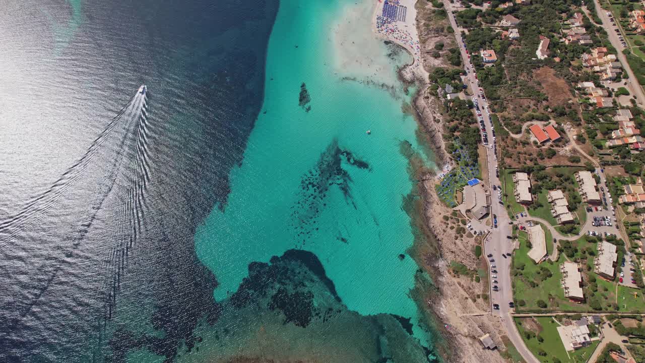 撒丁岛海岸线鸟瞰图与船视频素材