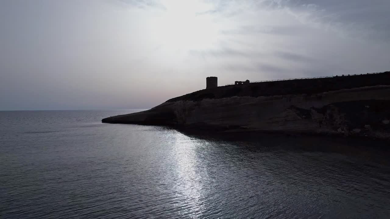 日落时分的撒丁岛海岸线塔视频素材