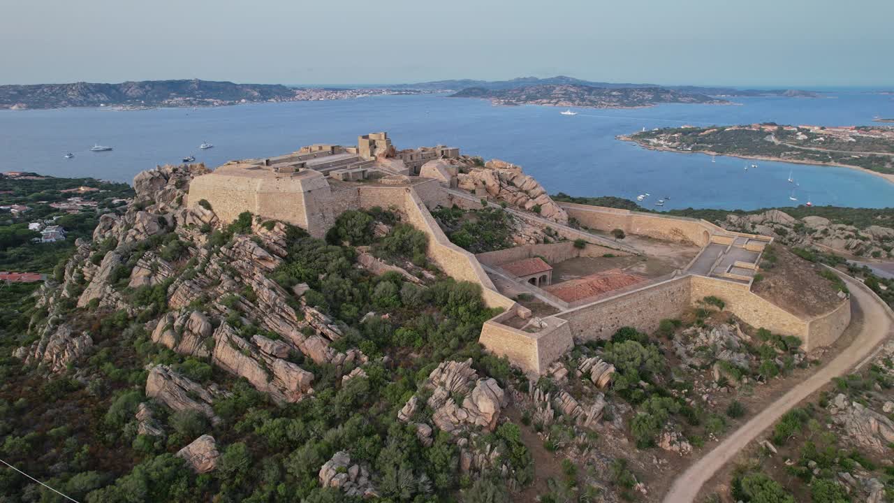 意大利撒丁岛海岸要塞鸟瞰图视频素材