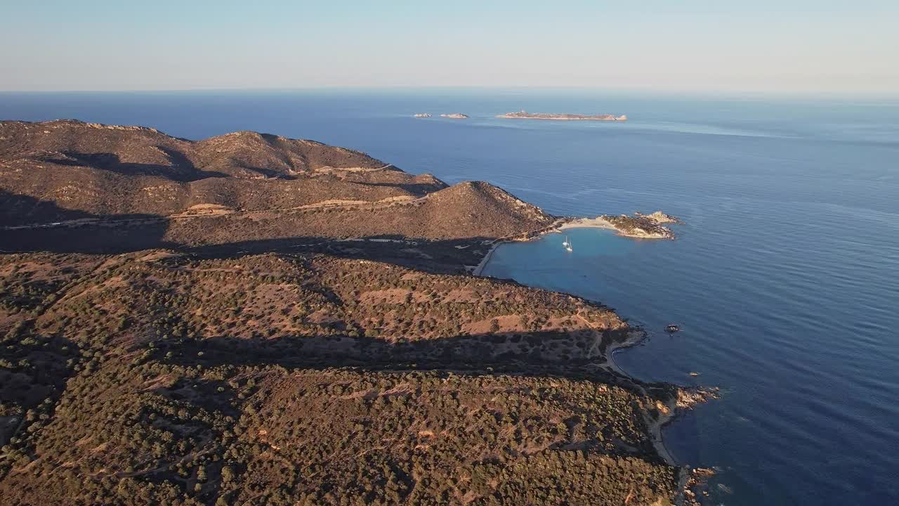 撒丁岛海岸线鸟瞰图视频素材