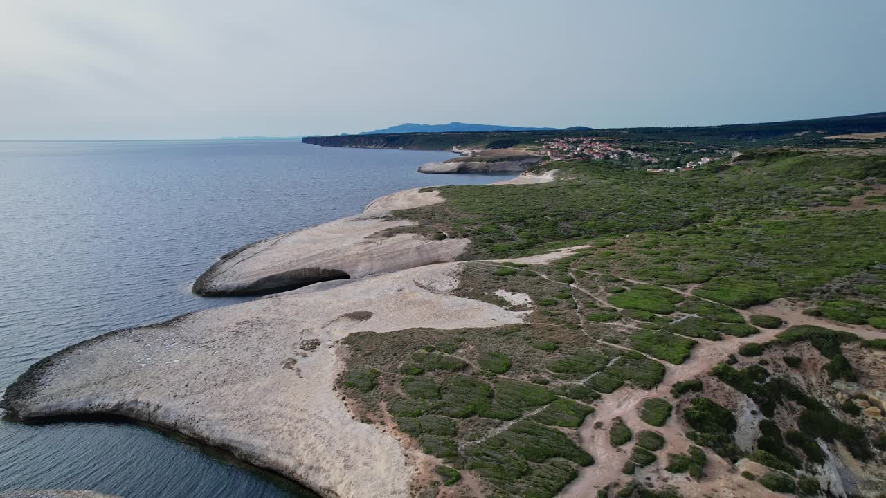 撒丁岛海岸线鸟瞰图视频素材