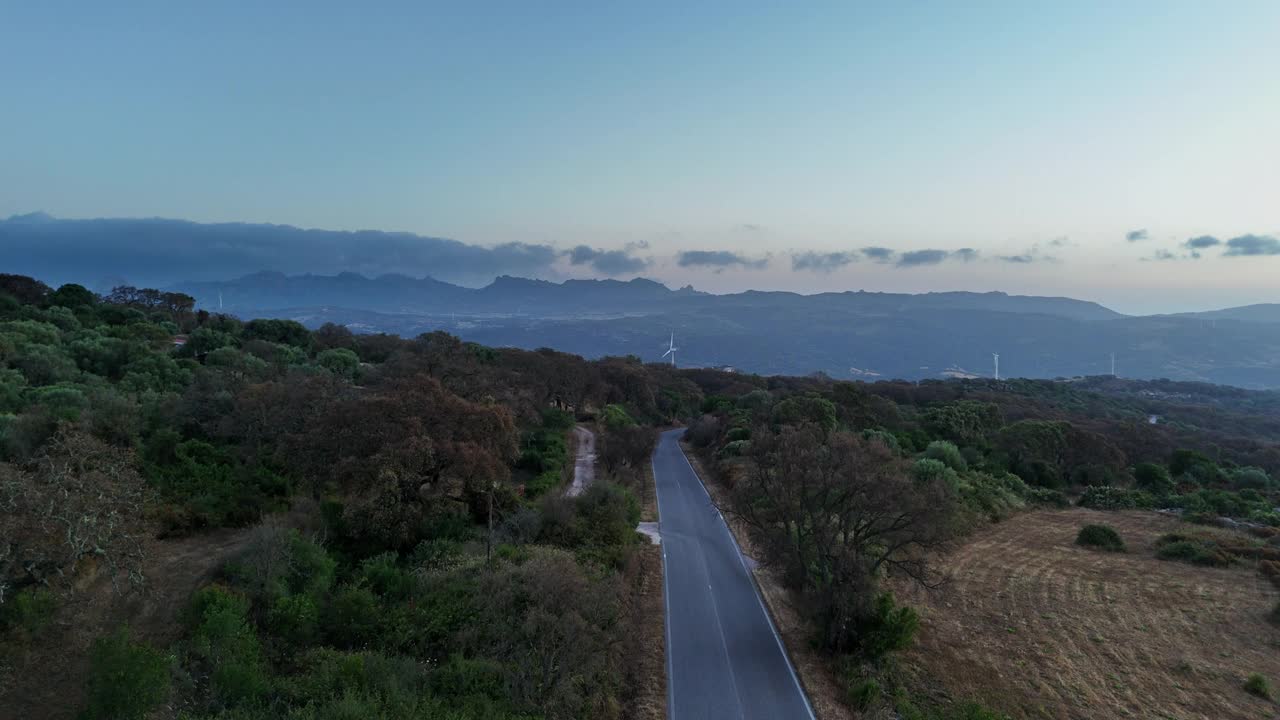 撒丁岛蜿蜒道路鸟瞰图视频素材