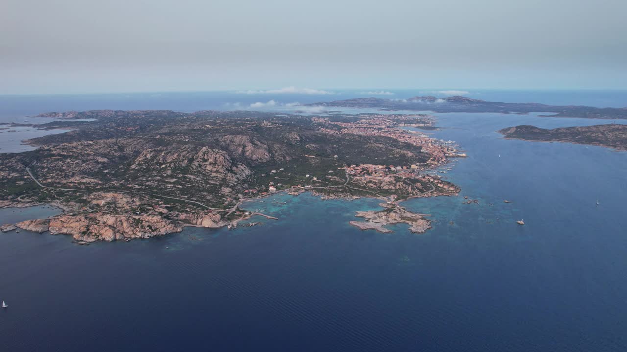 撒丁岛海岸线鸟瞰图视频素材