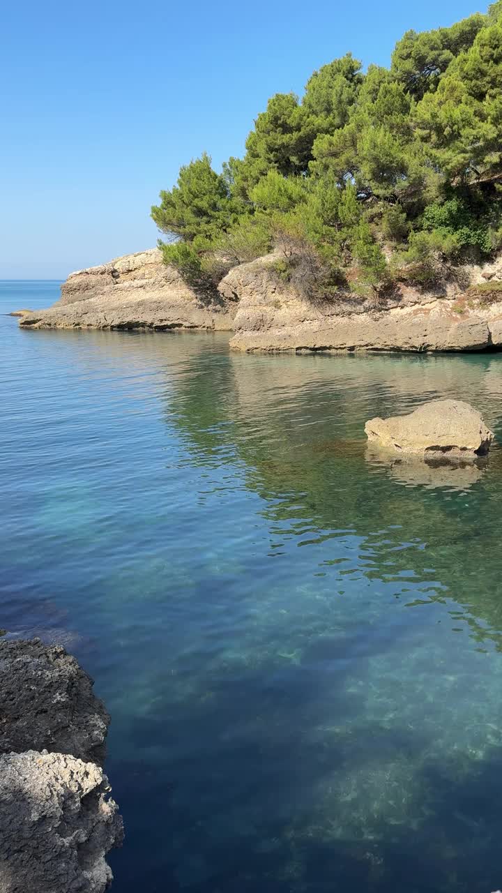 地中海的岩石海岸，垂直视频。视频素材