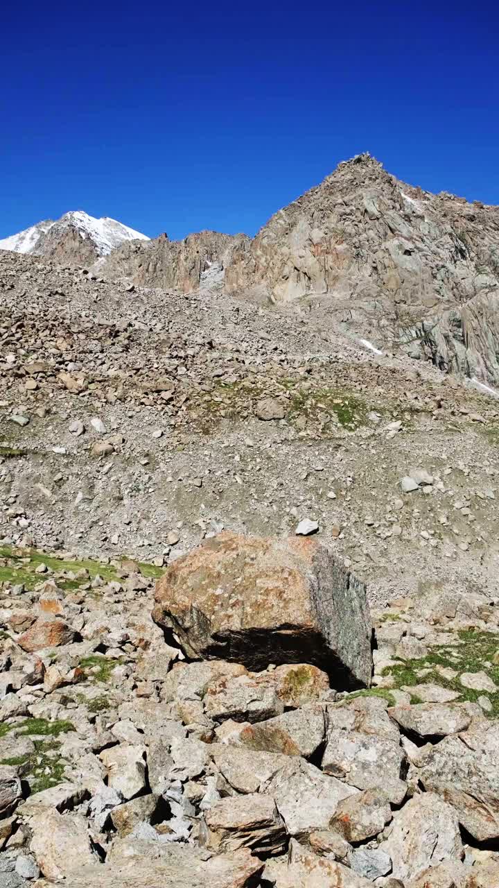 雪山沐浴在夏日的阳光下视频素材