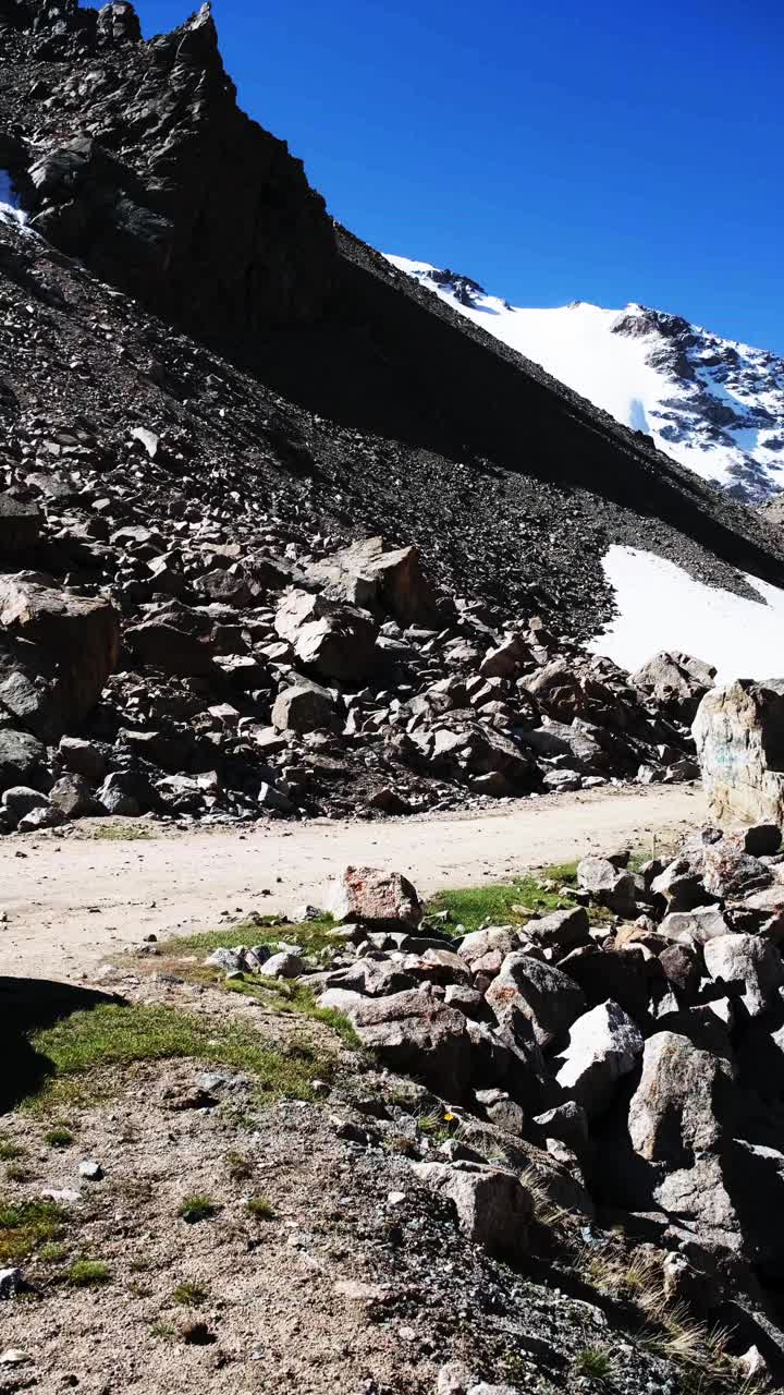 夏季阳光普照的雪山视频素材