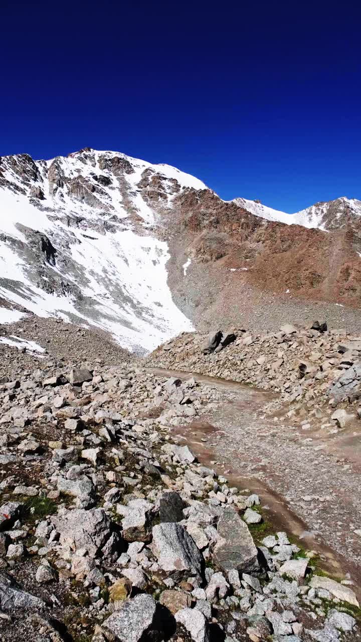 夏日灿烂的阳光照在白雪皑皑的山峰上视频素材