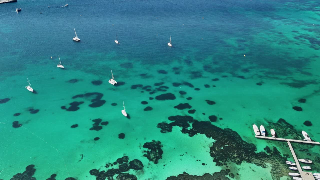 撒丁岛的海岸线上停泊着船只视频素材