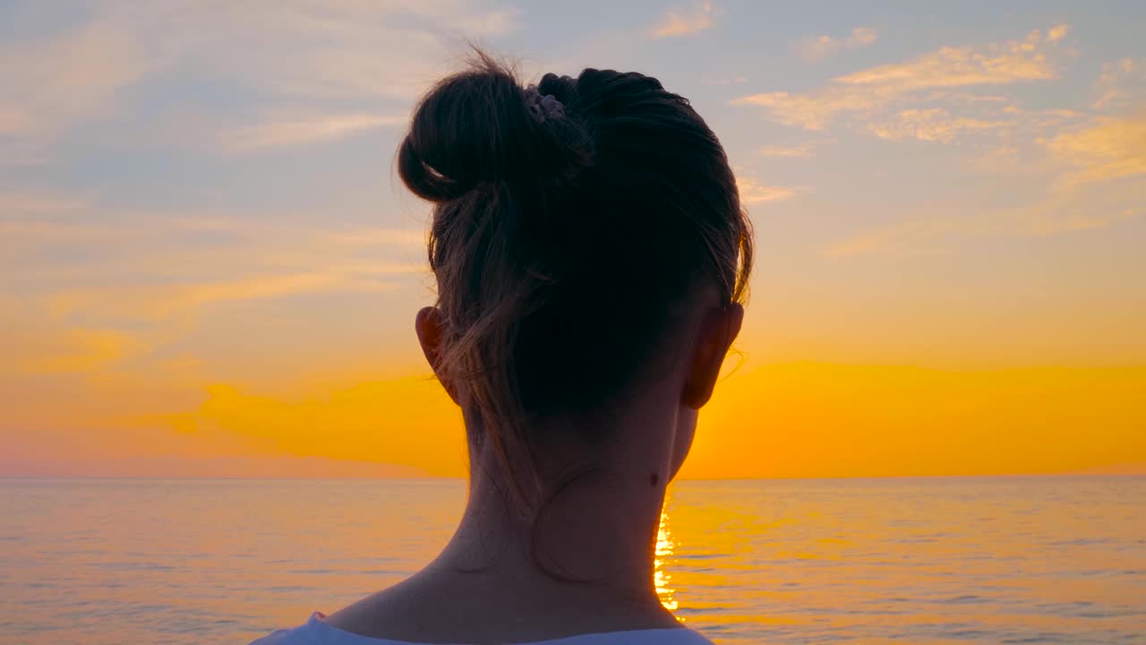 一名女子用智能手机拍照，拍摄黑海日落的视频视频素材