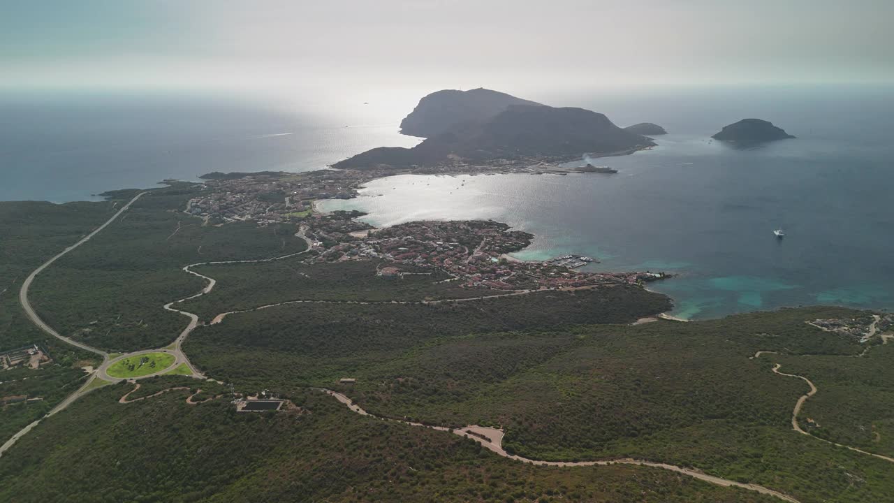 意大利撒丁岛沿海小镇鸟瞰图视频素材