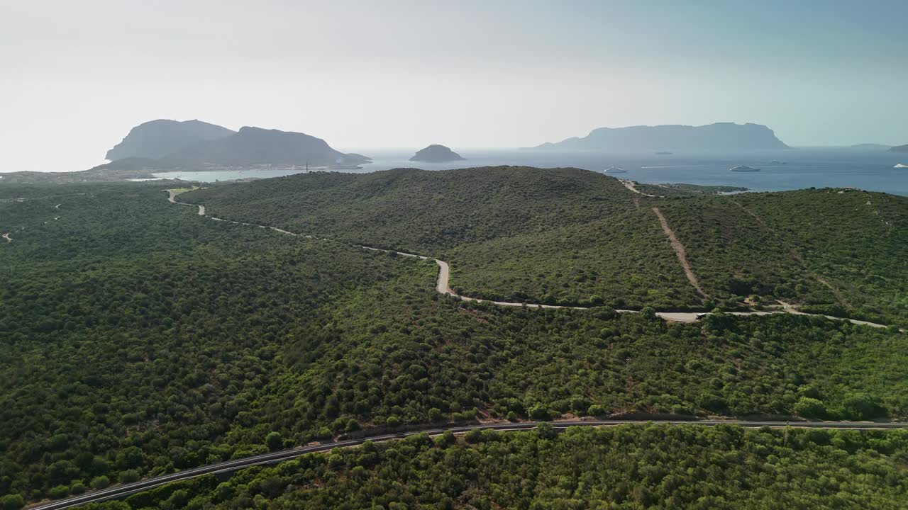 蜿蜒的道路穿过撒丁岛的山丘视频素材