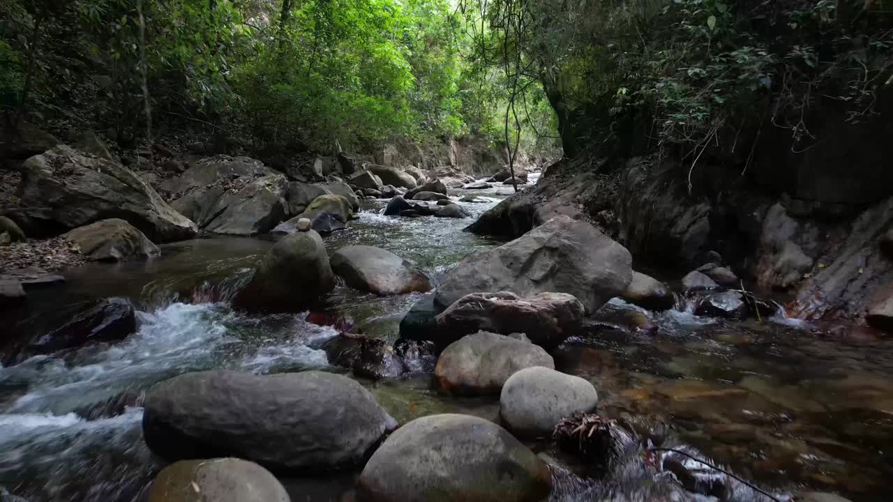 水流穿过明卡河的岩石视频下载