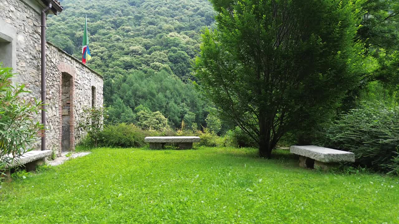 电影鸟瞰图，在科莫附近的Ponzate镇，悲伤的圣母教堂被群山和绿树覆盖的山谷所包围视频素材