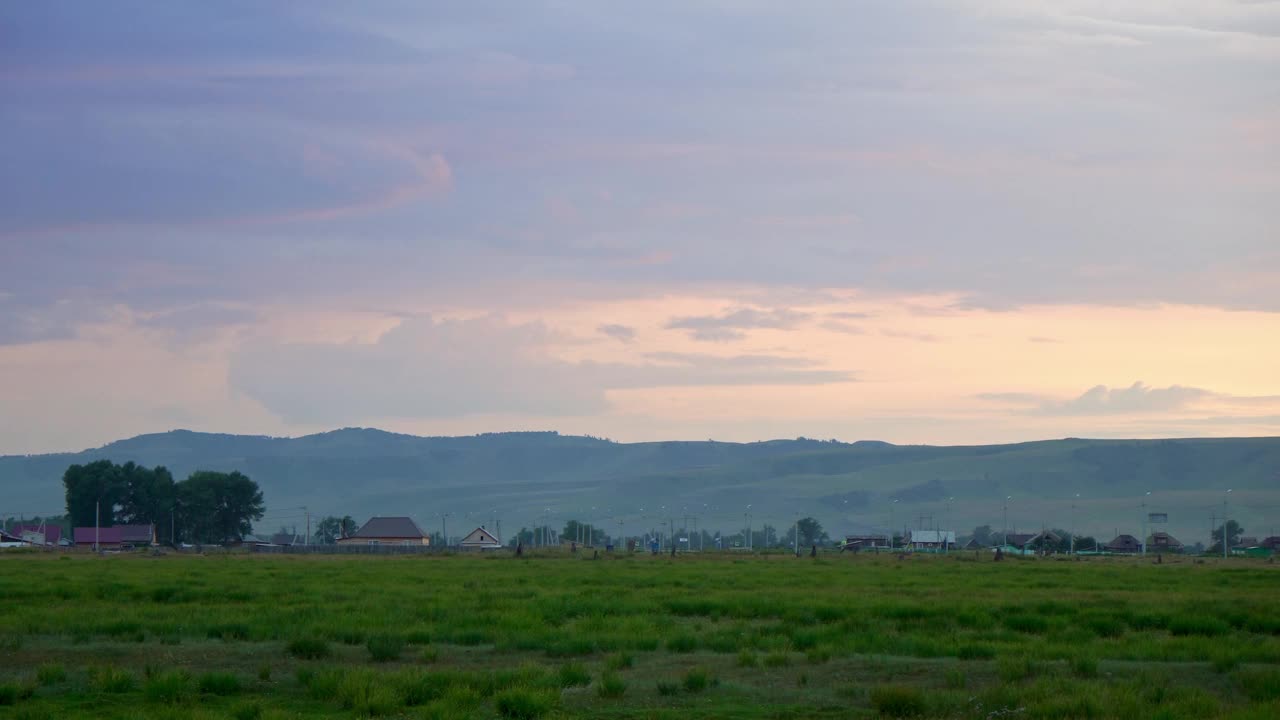 风景如画的日落，无数的云点缀着天空，俄罗斯哈卡斯的巽其山脉视频素材