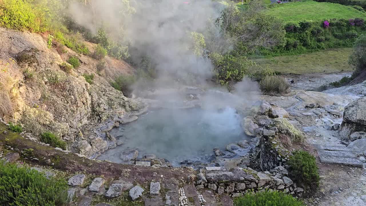 亚速尔群岛圣米格尔岛富纳斯村的温泉视频下载