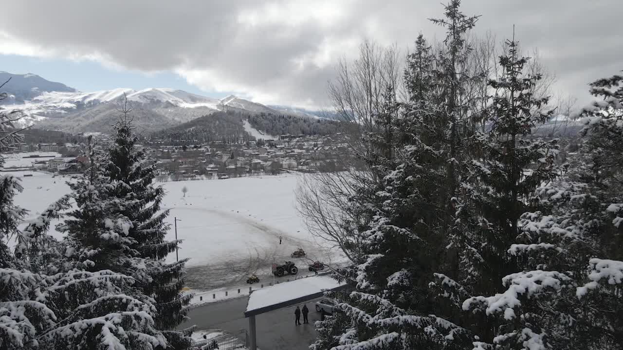 多云的天空下雪山的广阔景色，捕捉了冬天的广阔和美丽视频素材