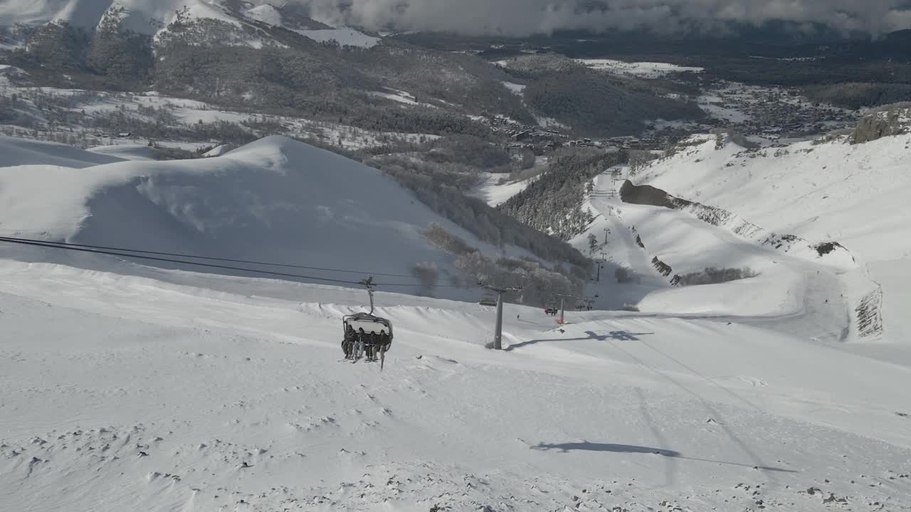 滑雪缆车载着滑雪者爬上雪坡，提供令人叹为观止的冬季景观视频素材