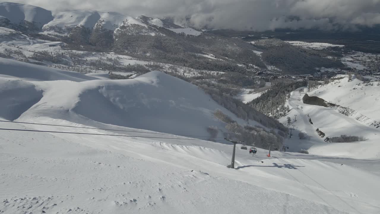 雪山的壮丽景色，崎岖的山峰和被雪覆盖的深谷视频素材