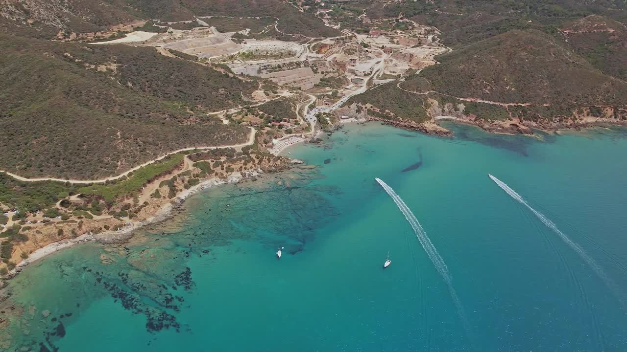 撒丁岛海岸线与船只鸟瞰图视频素材