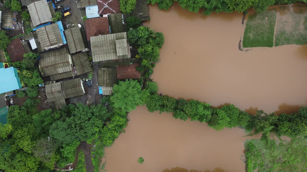 季风到来后，无人机拍摄的一个印度村庄，农田里充满了雨水视频素材