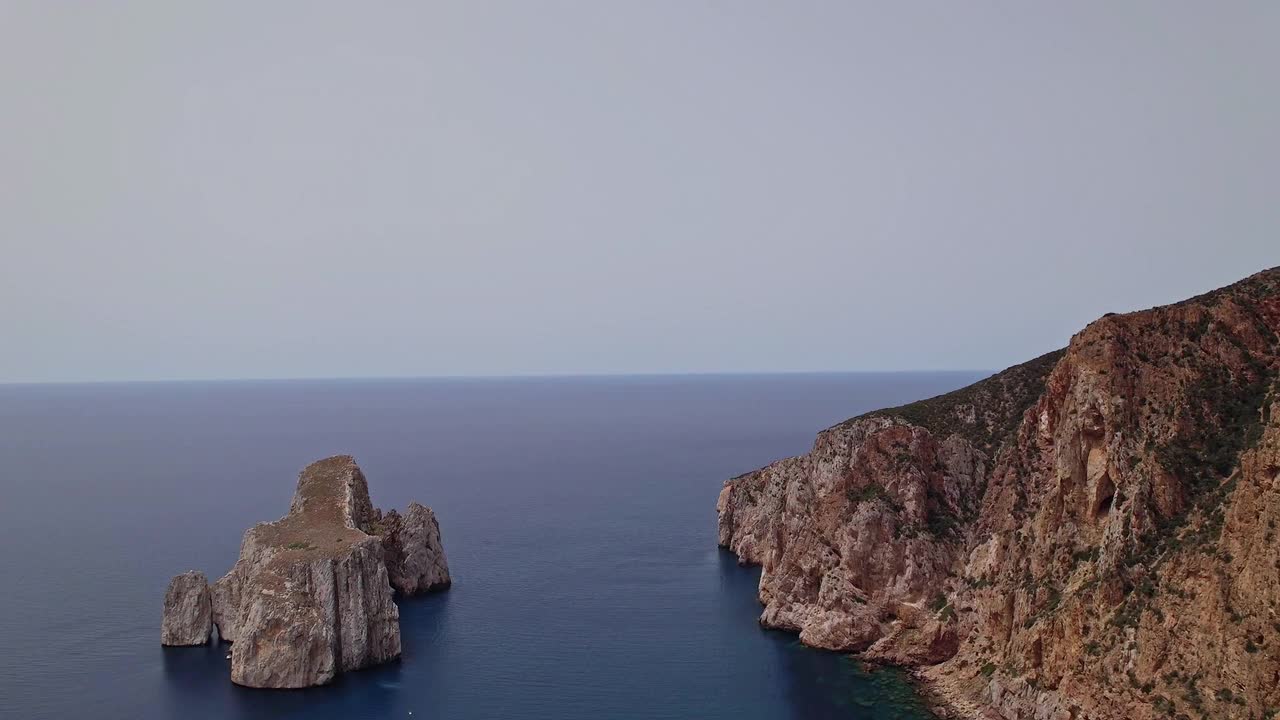 鸟瞰撒丁岛崎岖的海岸线视频素材