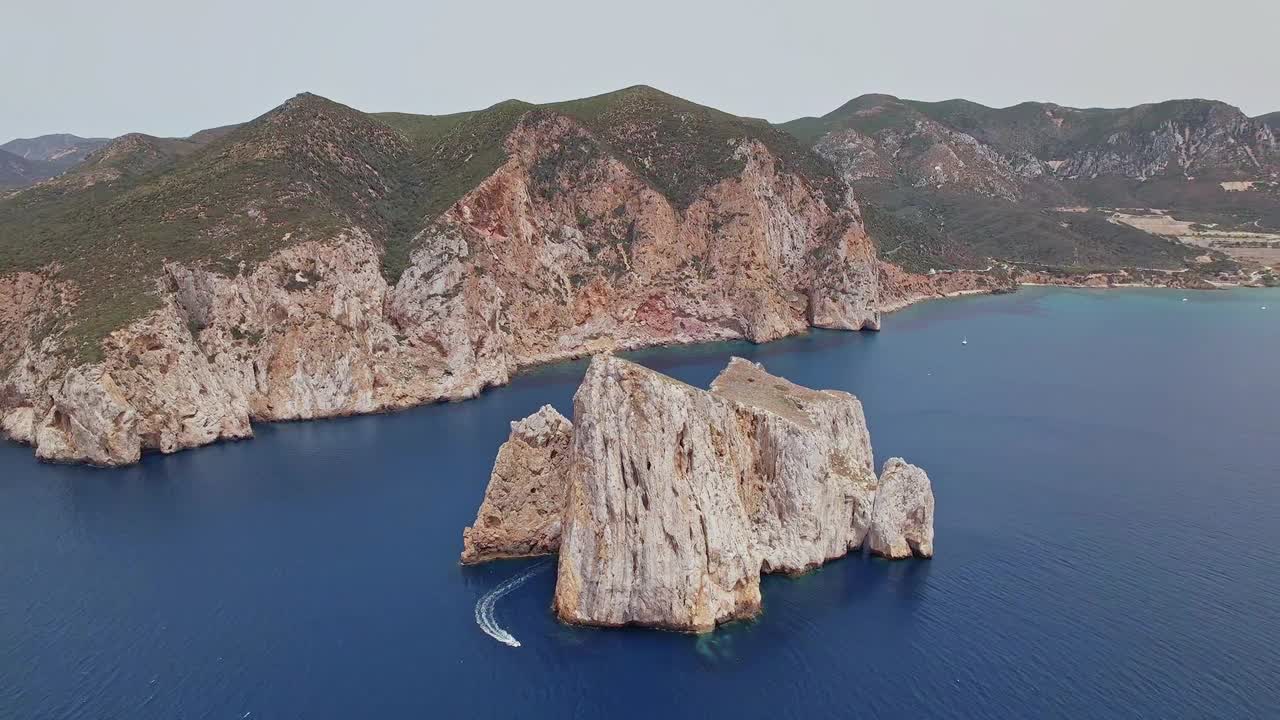 鸟瞰撒丁岛崎岖的海岸线视频素材