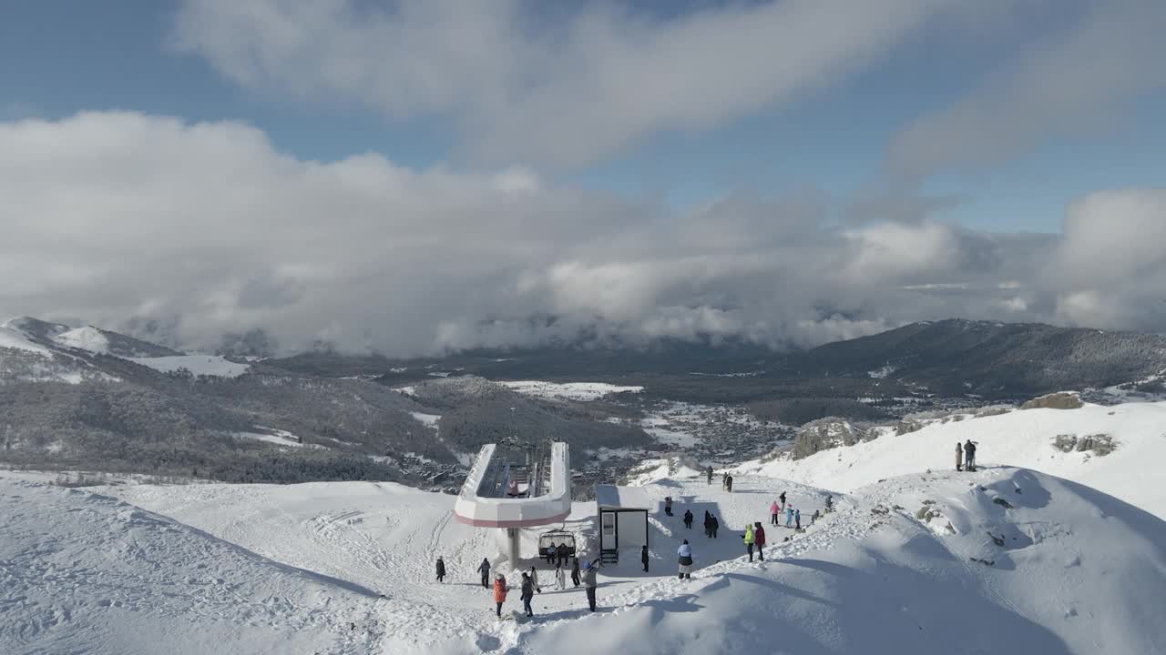 雪景中有爬山缆车，非常适合冬季运动爱好者视频素材