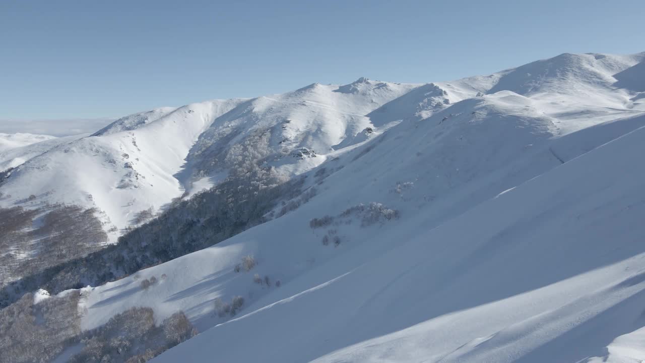 白雪覆盖的雄伟山峰，捕捉到了高海拔地区冬季的惊人之美视频素材