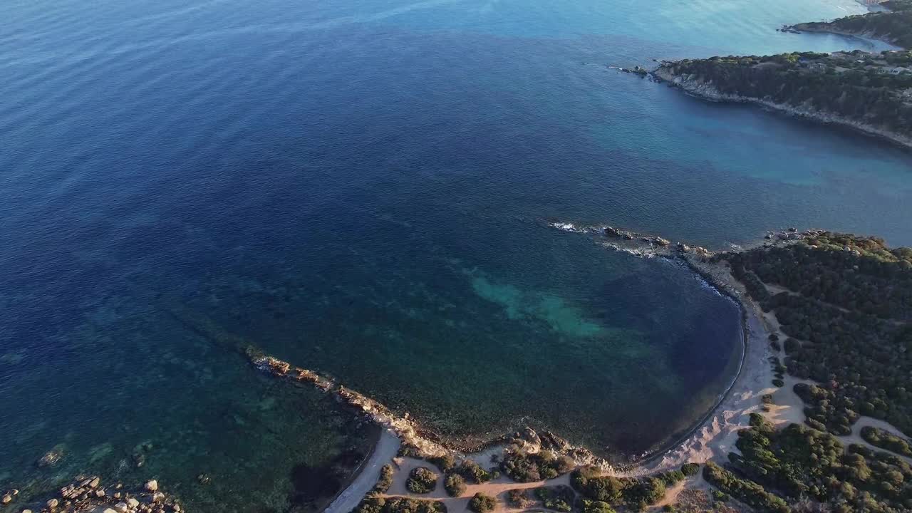 撒丁岛海岸线鸟瞰图视频素材