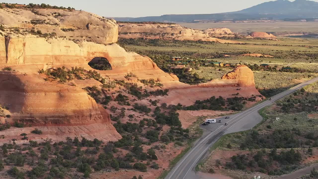 阳光照射下的岩层和蜿蜒的道路在摩押附近的沙漠景观，美国犹他州视频素材