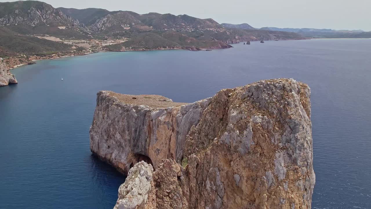 撒丁岛海岸悬崖鸟瞰图视频素材