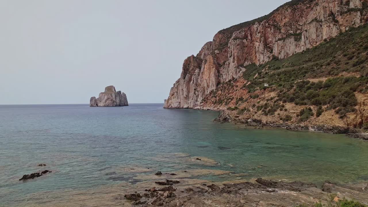 撒丁岛悬崖和岛屿鸟瞰图视频素材