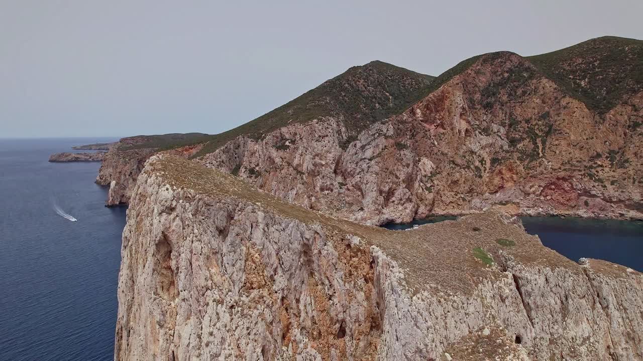 撒丁岛崎岖海岸线鸟瞰图视频素材