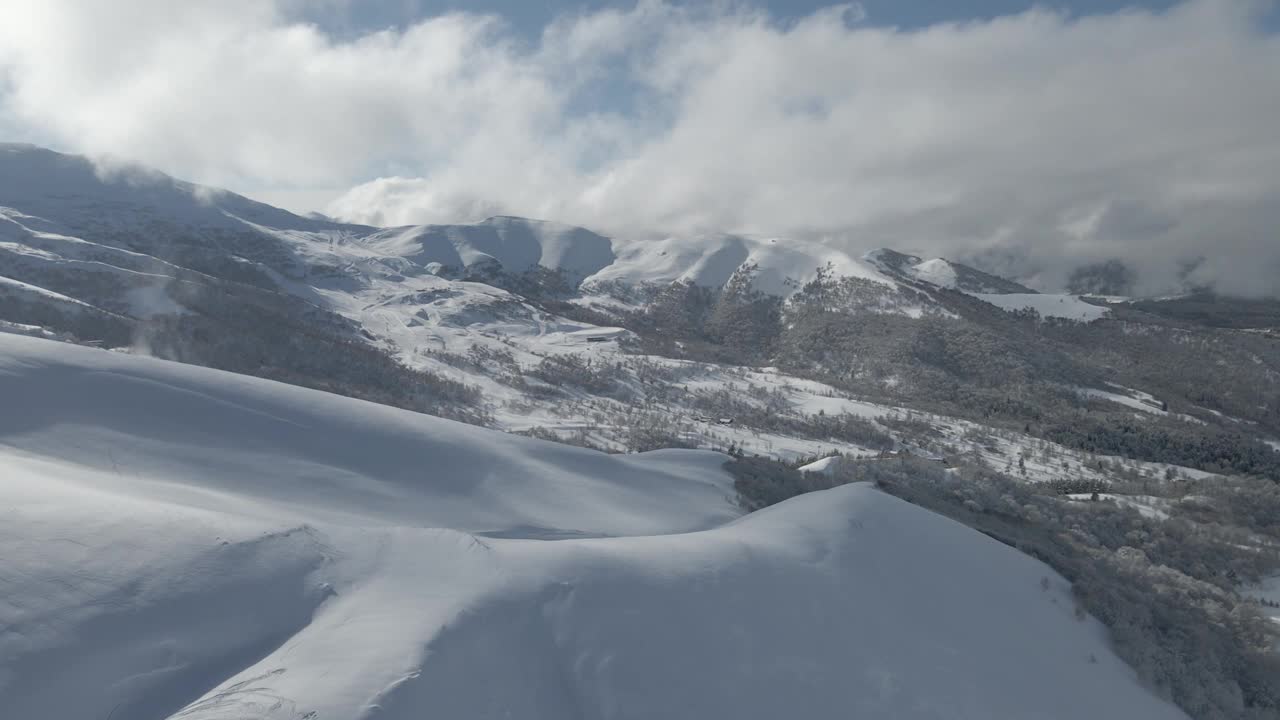 雪山山脊的壮丽景色，有尖峰和厚厚的积雪视频素材