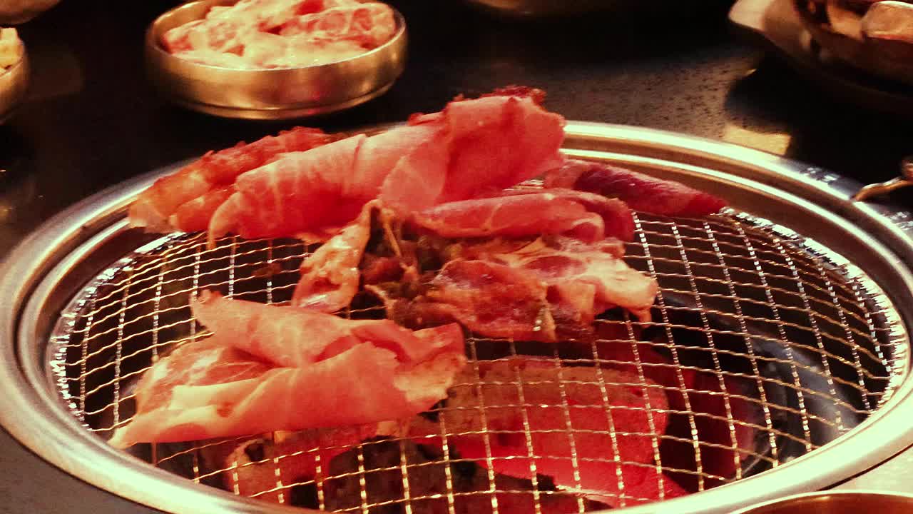 在墨尔本烤肉店烤肉视频素材