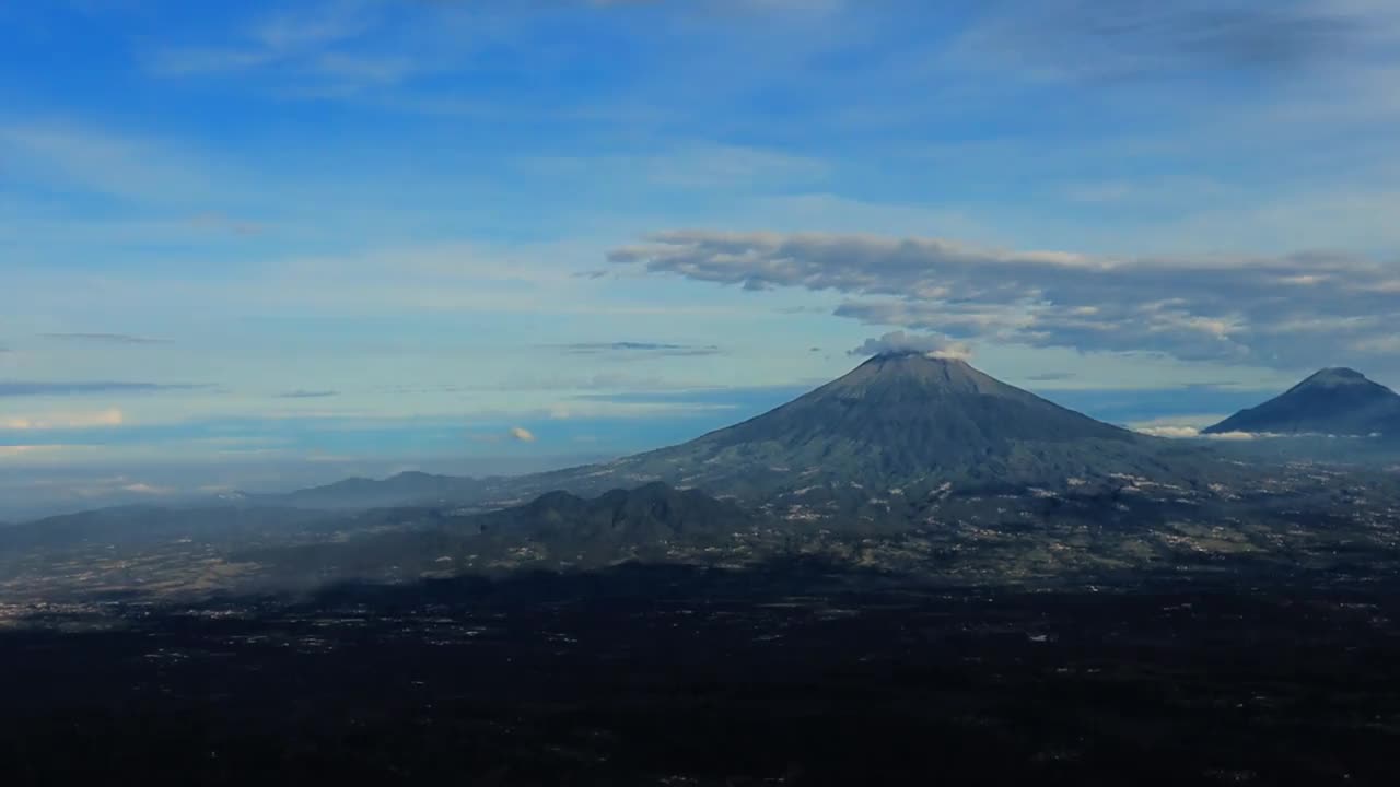 在安东山上，早晨可以看到几座山视频素材