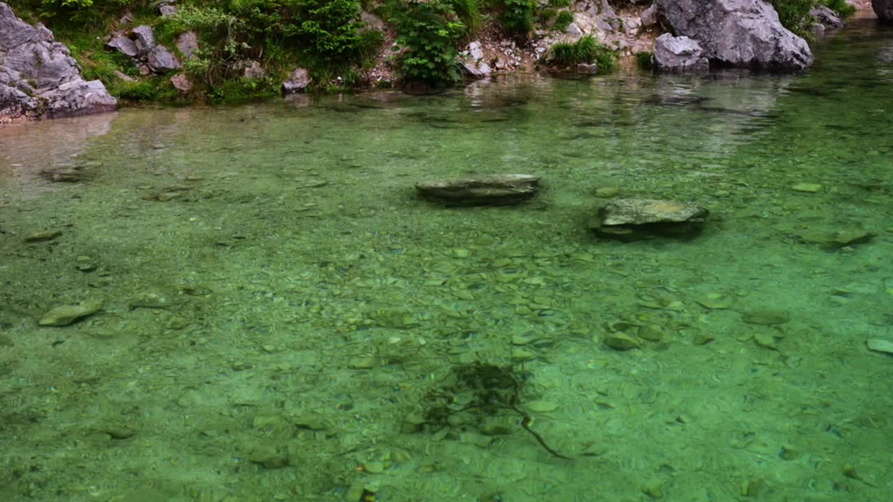 在阿尔卑斯山巴伐利亚山麓的湖泊与山脉的背景视频下载