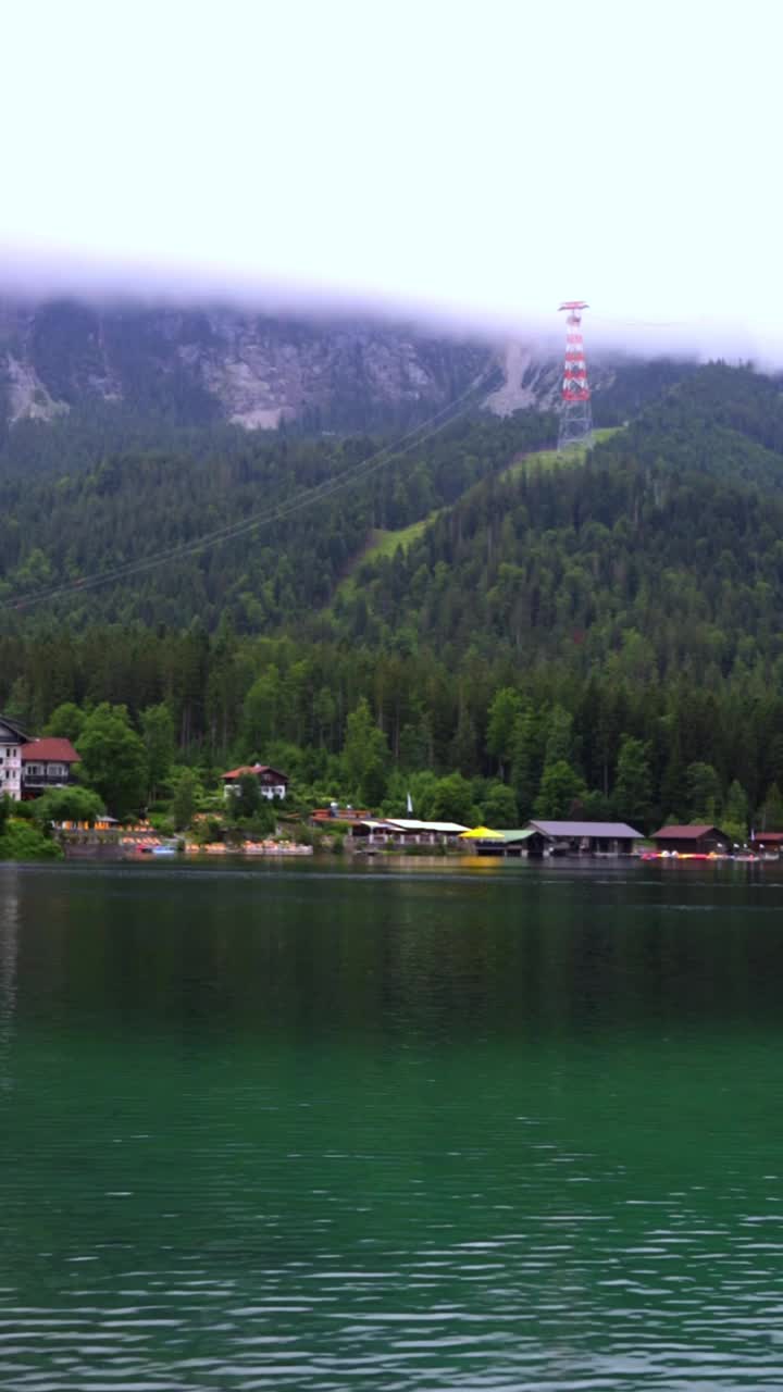 在阿尔卑斯山巴伐利亚山麓的湖泊与山脉的背景视频素材