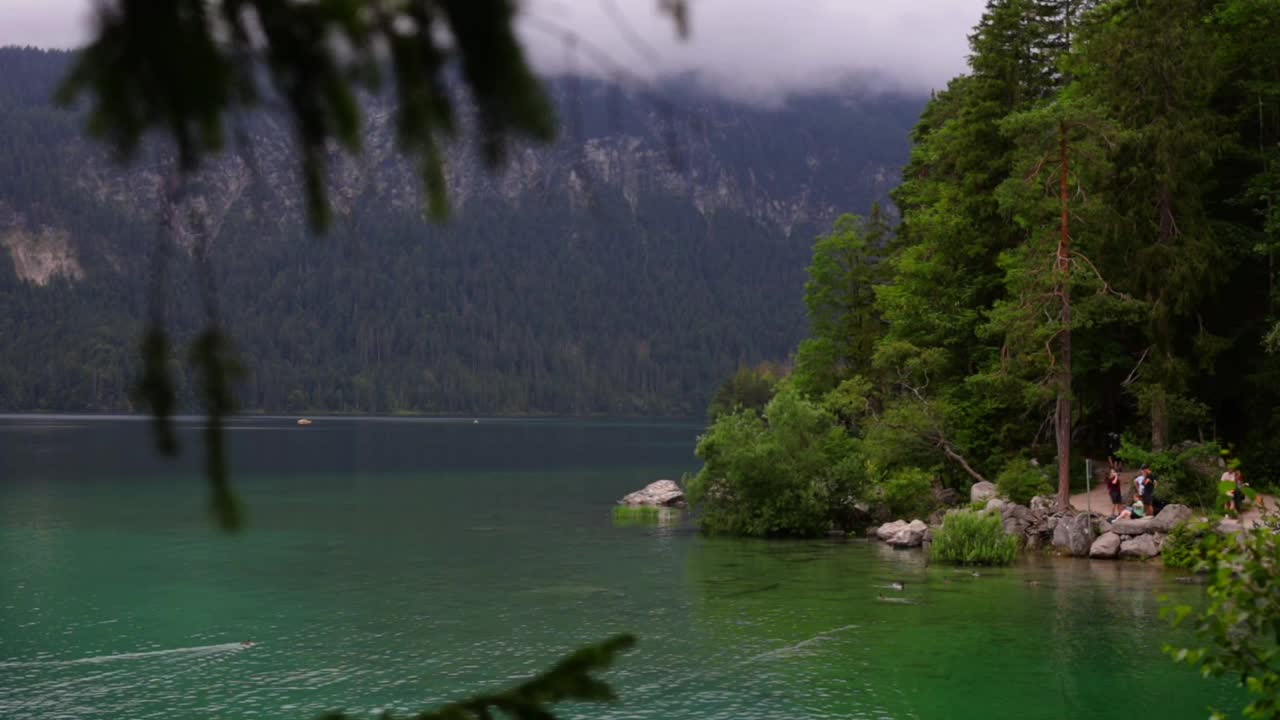 在阿尔卑斯山巴伐利亚山麓的湖泊与山脉的背景视频素材