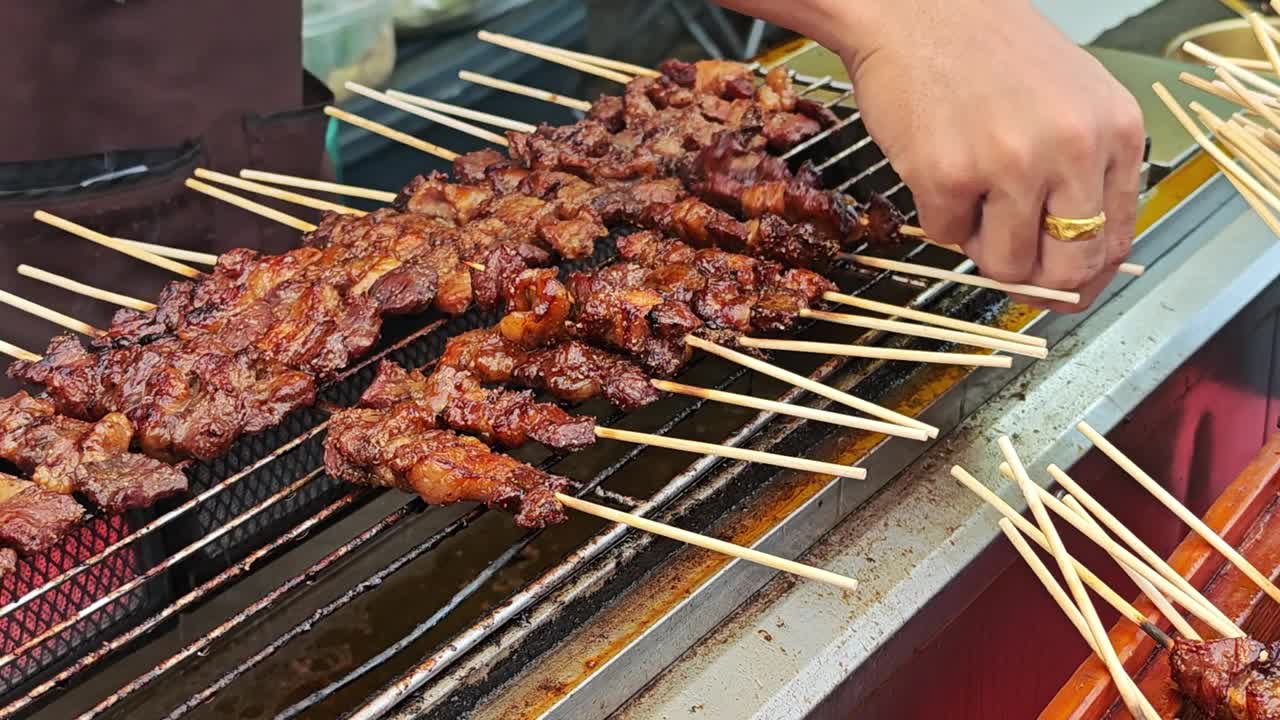 在火上烤沙爹牛肉视频素材