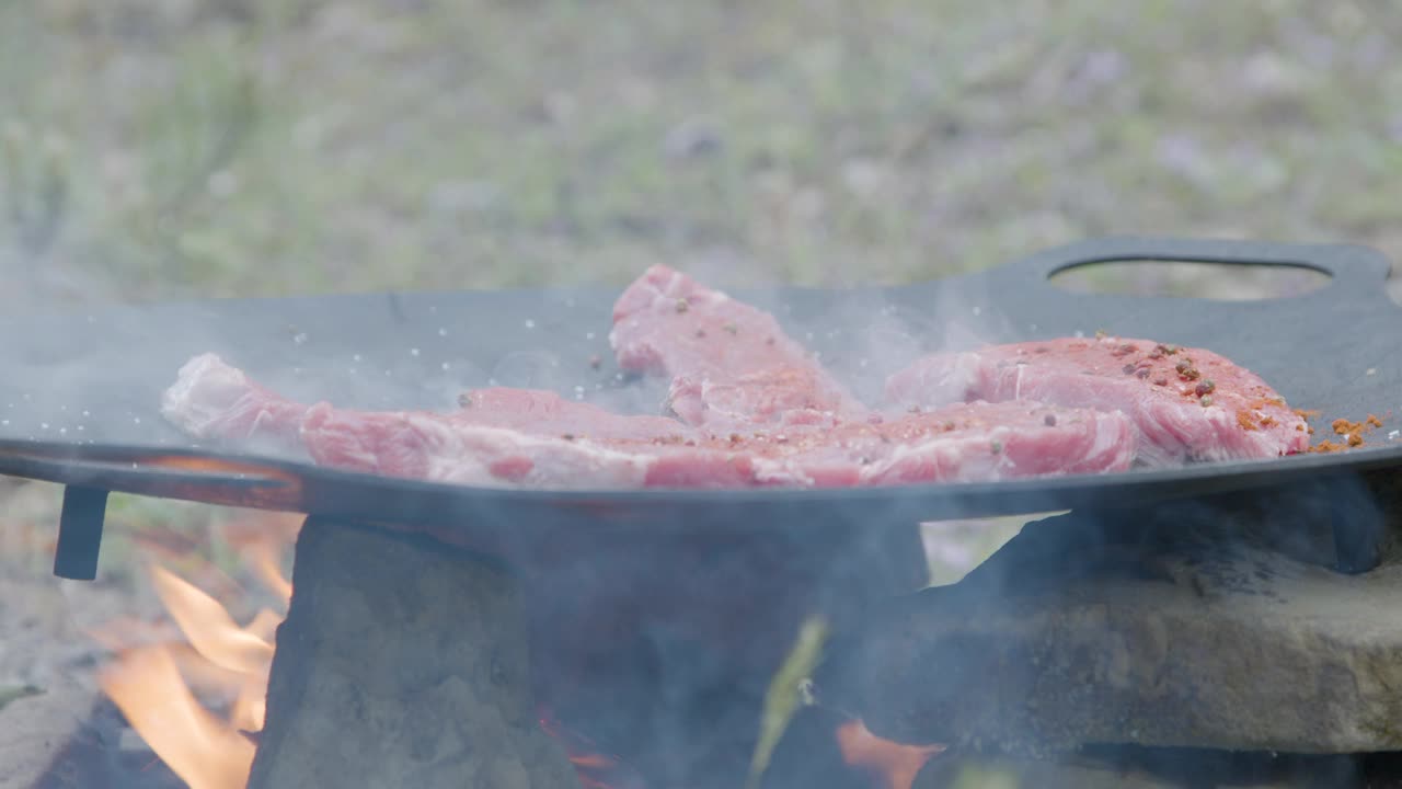 肉放在煎锅上，烧烤视频下载