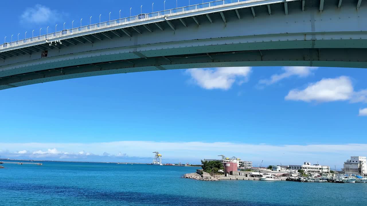 从离开冲绳那霸市托马里港的船上看到的景象视频下载