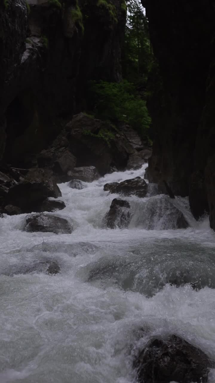 Partnachklamm黑暗岩石峡谷隧道中的棕色纹理石墙视频下载