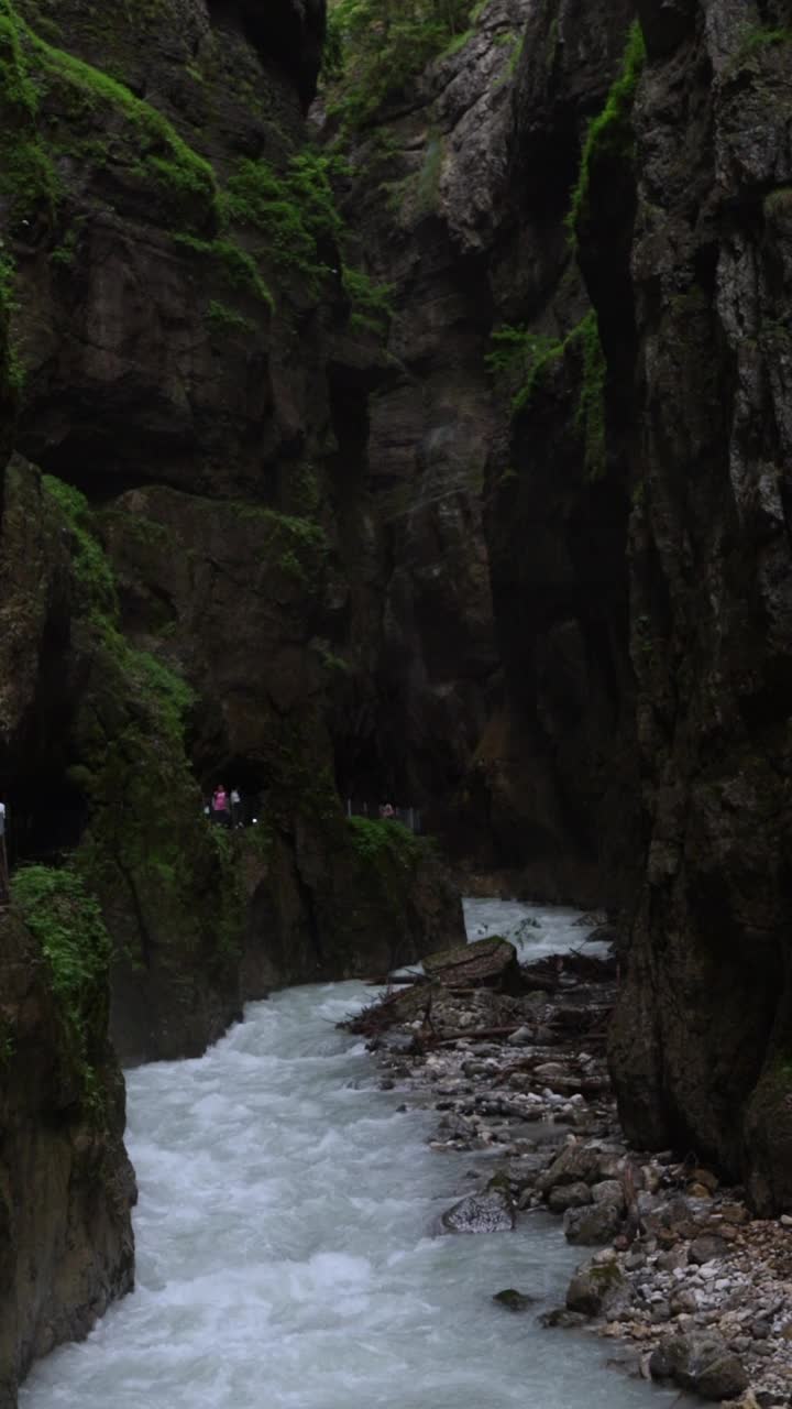 Partnachklamm黑暗岩石峡谷隧道中的棕色纹理石墙视频下载