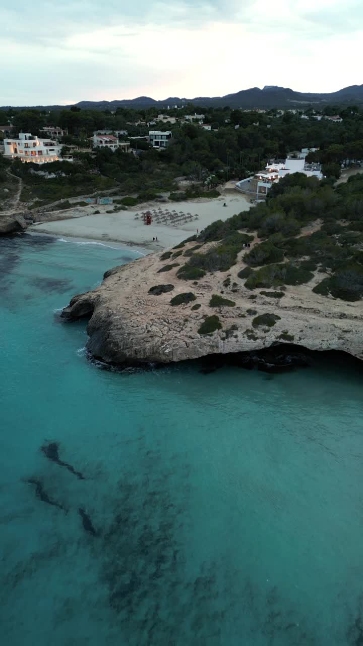 日落后马略卡岛海滩鸟瞰图视频素材