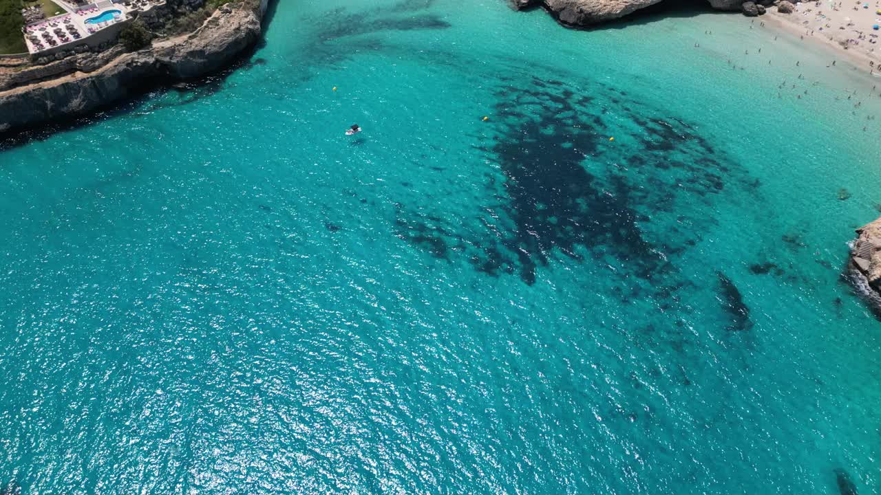 鸟瞰马略卡岛的海滩，人们在游泳，玩得很开心视频素材