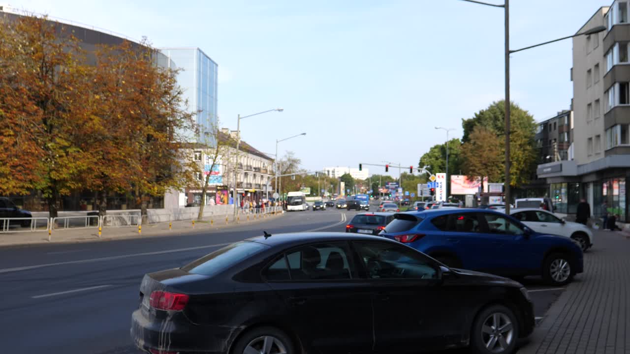 Panevezys市中心的汽车、人群和商店模糊不清。视频下载