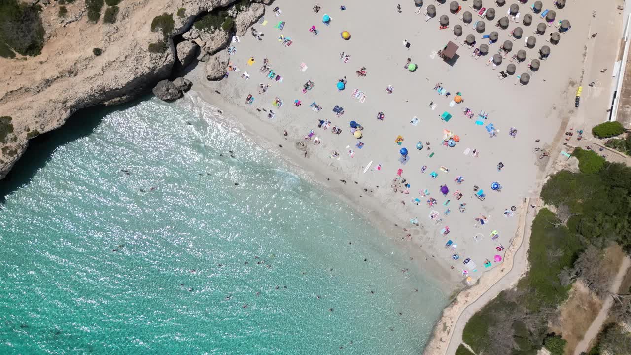 游客在美丽的海滩上享受暑假鸟瞰图视频素材