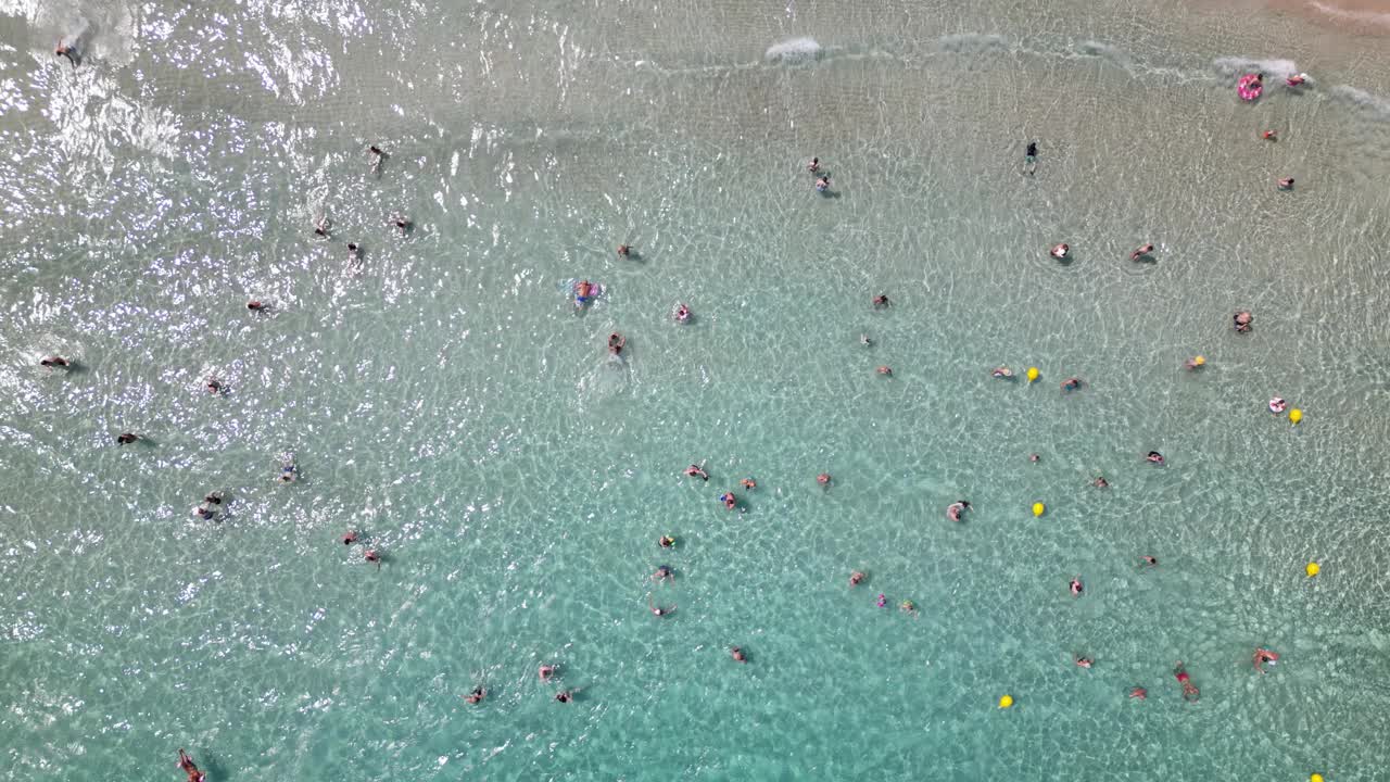 人群在海滩上享受暑假，鸟瞰图视频素材