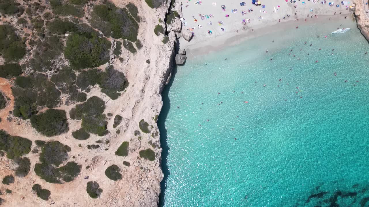 游客在美丽的海滩上享受暑假鸟瞰图视频素材